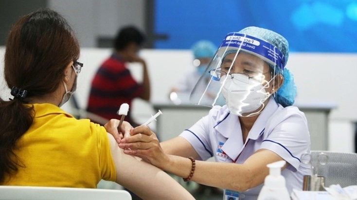 Bộ Y tế lên tiếng trước thông tin phải ký cam kết nếu từ chối tiêm vaccine Covid-19 - Ảnh 1