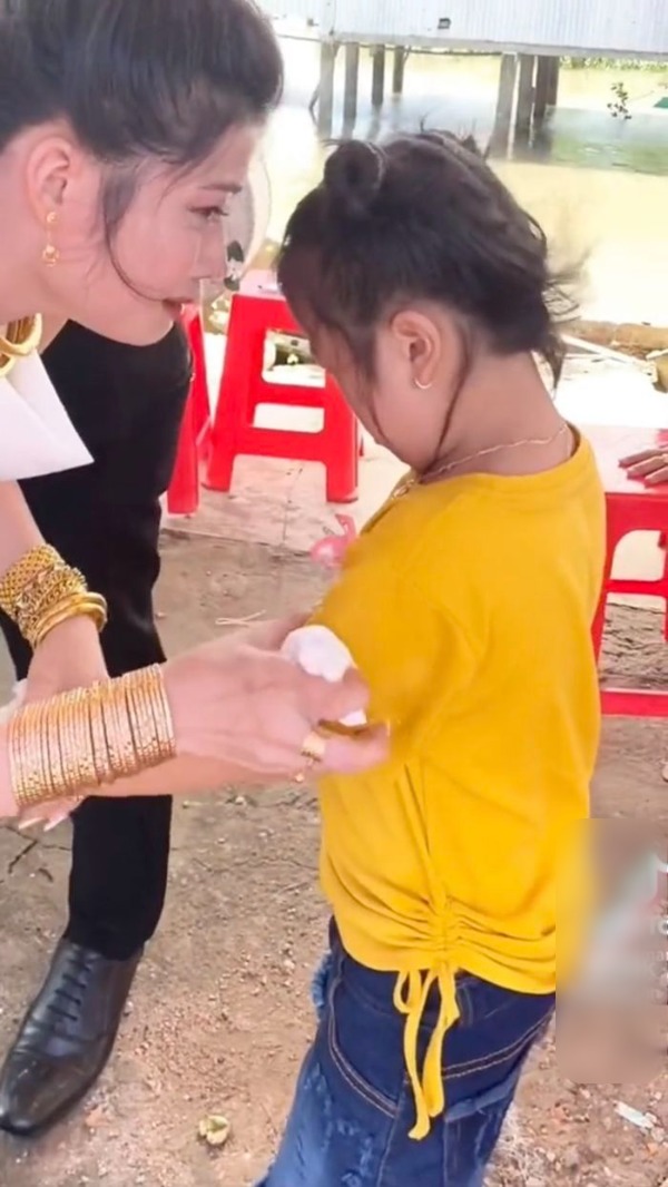 Quặn lòng câu hỏi của bé gái: ‘Mẹ thương con sao đi lấy chồng?’ - Ảnh 3