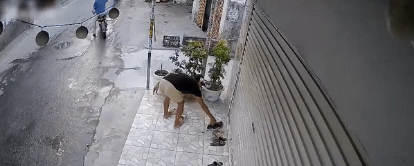 Thanh niên ‘sức dài vai rộng’ nhưng đi trộm… dép gây ngỡ ngàng - Ảnh 3 Thanh niên ‘sức dài vai rộng’ nhưng đi trộm… dép gây ngỡ ngàng - Ảnh 3