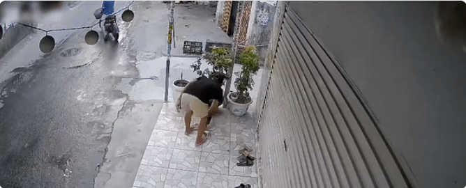 Thanh niên ‘sức dài vai rộng’ nhưng đi trộm… dép gây ngỡ ngàng - Ảnh 2 Thanh niên ‘sức dài vai rộng’ nhưng đi trộm… dép gây ngỡ ngàng - Ảnh 2