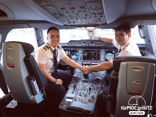 Nguyễn Việt Hà (bên trái) - phi công của hãng hàng không Vietnam Airlines