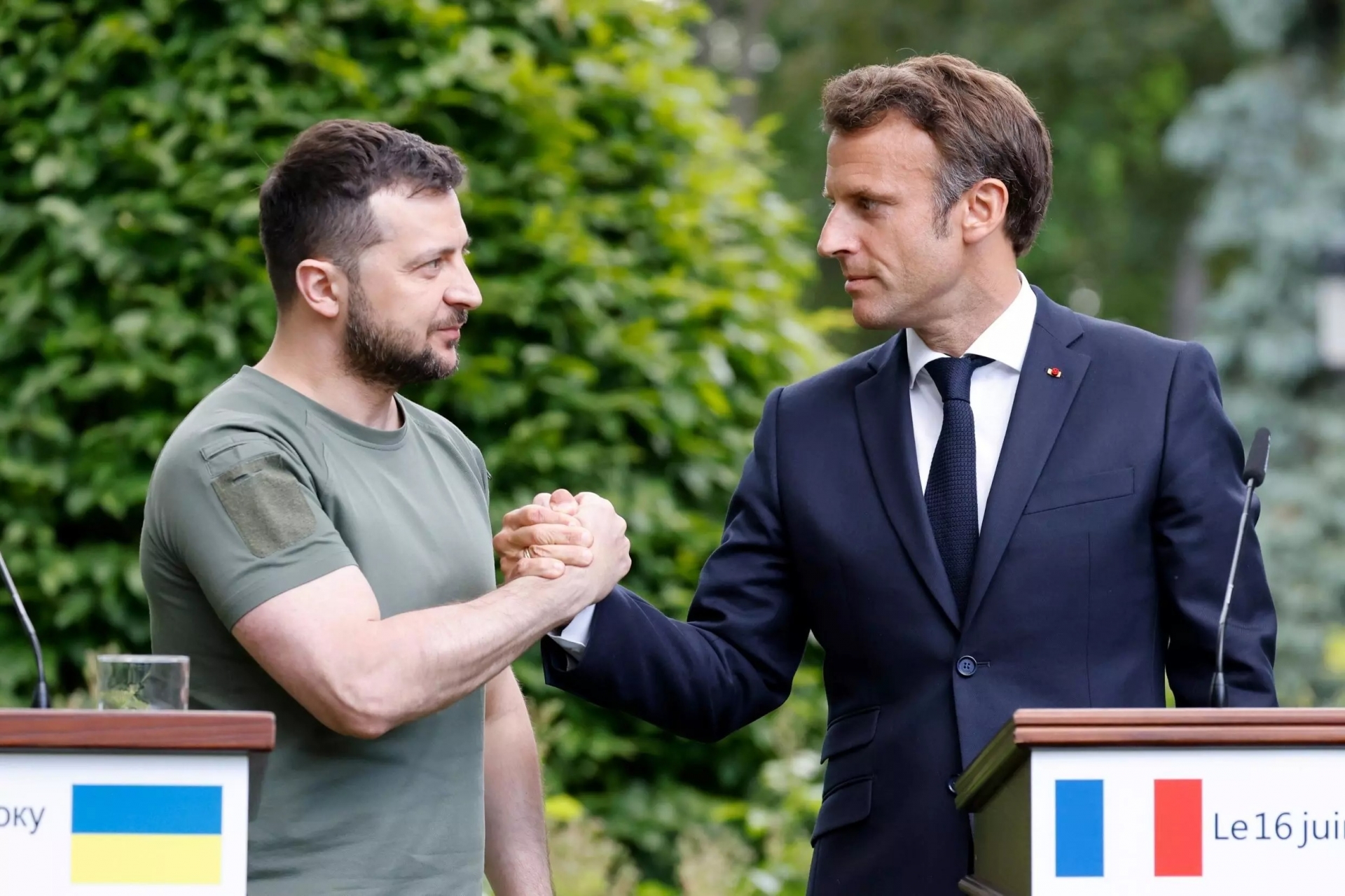 Khoảnh khắc Tổng thống Macron 'yêu đắm đuối' ông Zelensky khiến CDM sửng sốt