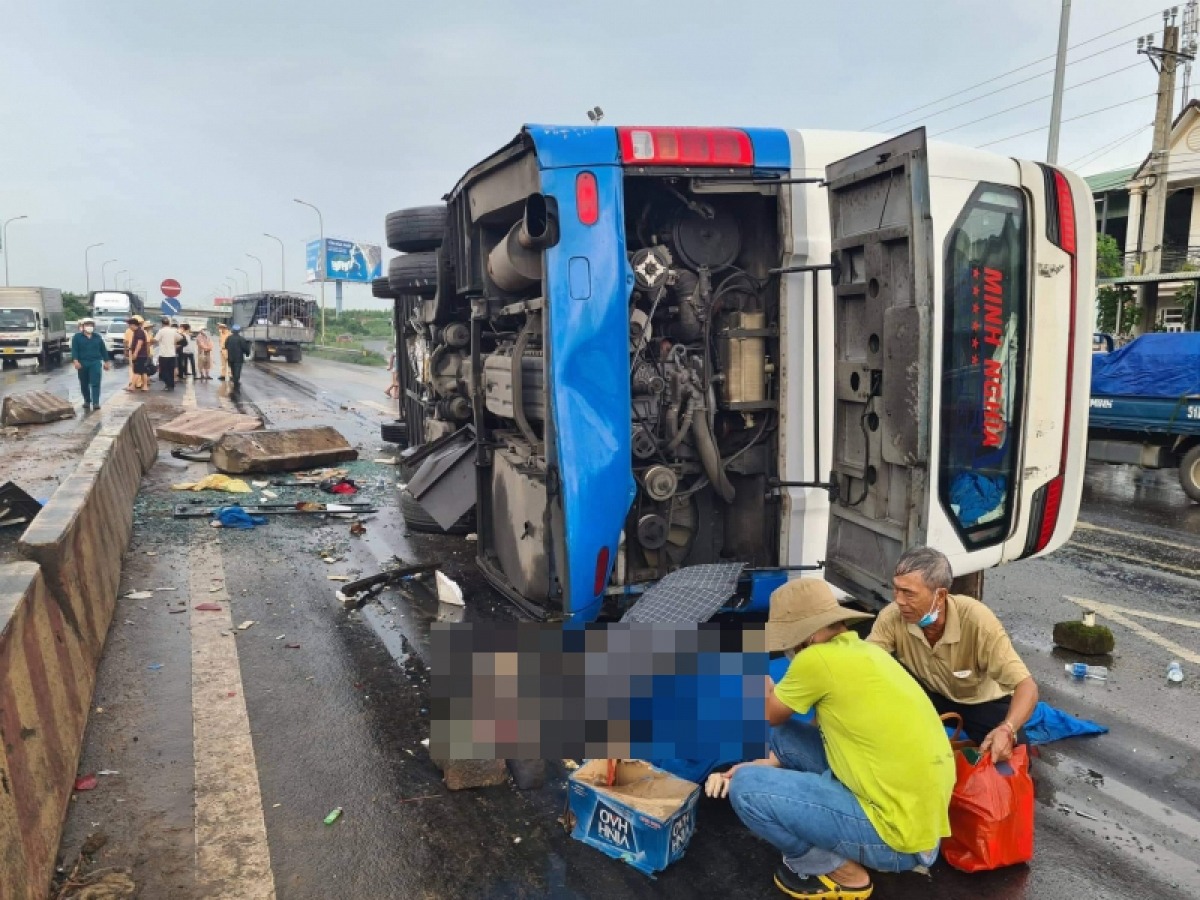 Lật xe khách trên quốc lộ ở Đồng Nai khiến nhiều người thương vong