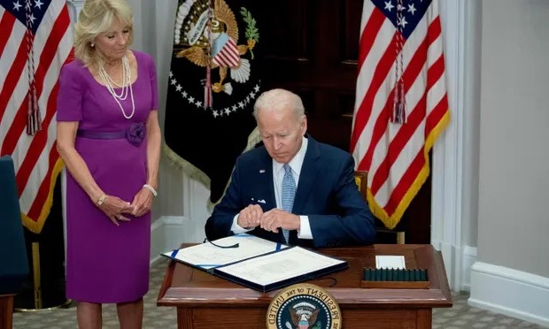 Nước Mỹ trải qua ngày lịch sử khi Joe Biden ký thông qua luật kiểm soát súng đạn