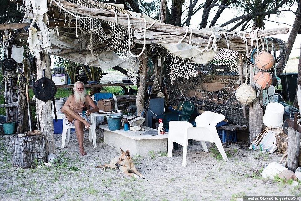 Quầy bar do ông dựng lên để tiếp đón các vị khách lên đảo.