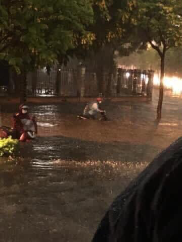 Mọi người di chuyển qua khu vực công viên Cầu Giấy một cách chật vật.