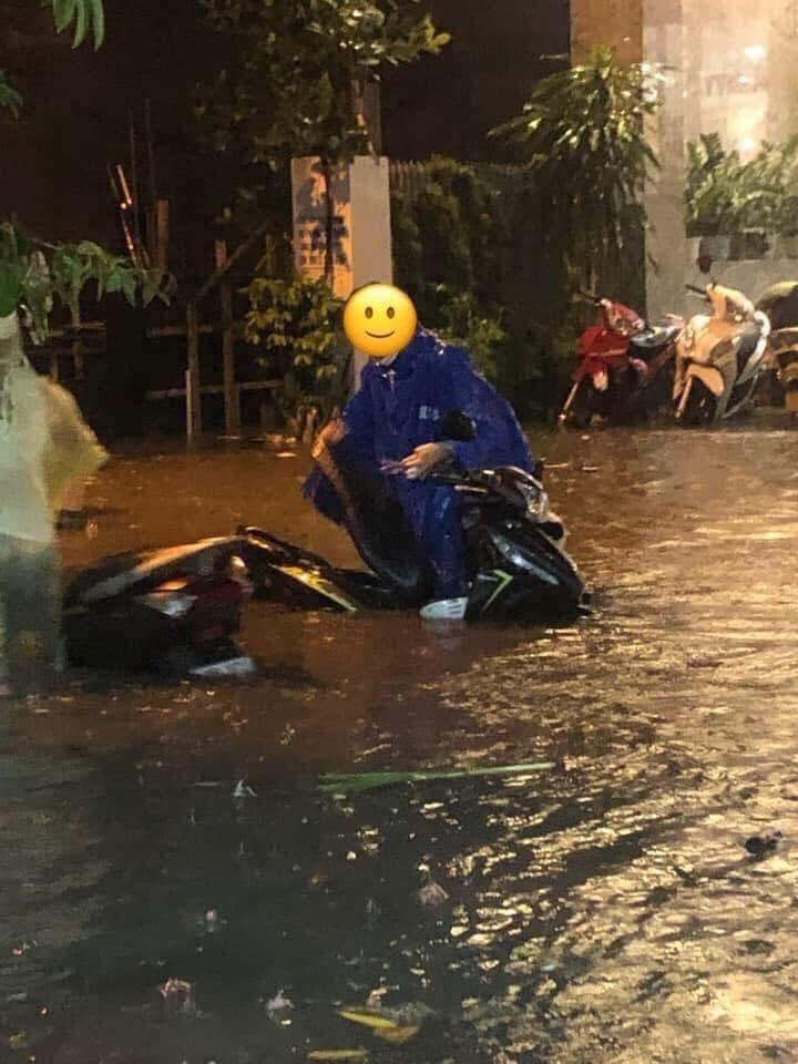 Quanh công viên Cầu Giấy, nước ngập sâu gần kín đầu xe.