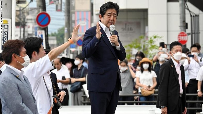 Ông Shinzo Abe phát biểu trên phố trước khi xảy ra vụ xả súng.