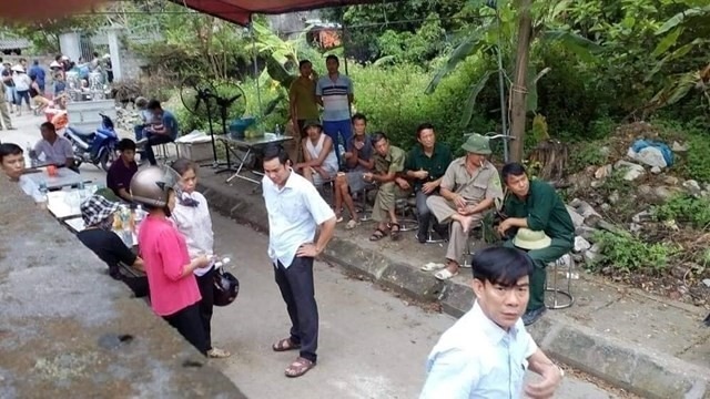 Người dân địa phương bàng hoàng sau khi nghe tin vụ án xảy ra. Ảnh: Lao động