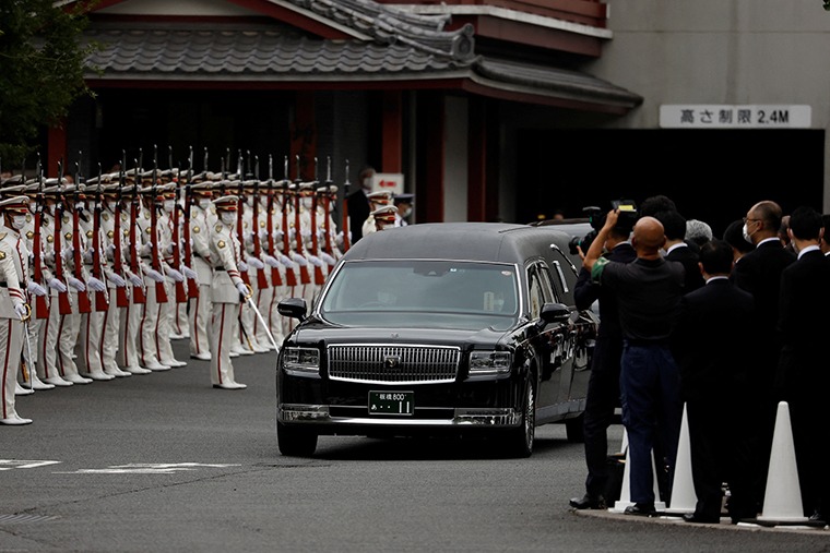 Thi thể của cựu lãnh đạo Nhật Bản Shinzo Abe rời khỏi đền Zojoji ở Tokyo. Ảnh: Reuters