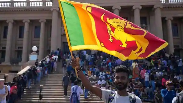 Sri Lanka ban bố tình trạng khẩn cấp chỉ vài giờ sau khi Tổng thống bỏ trốn. Ảnh: AP