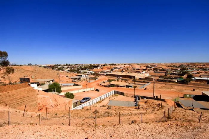 Coober Pedy nằm ở Nam Úc, cách thủ đô Canberra hơn 1.600km. Nơi đây được coi là 