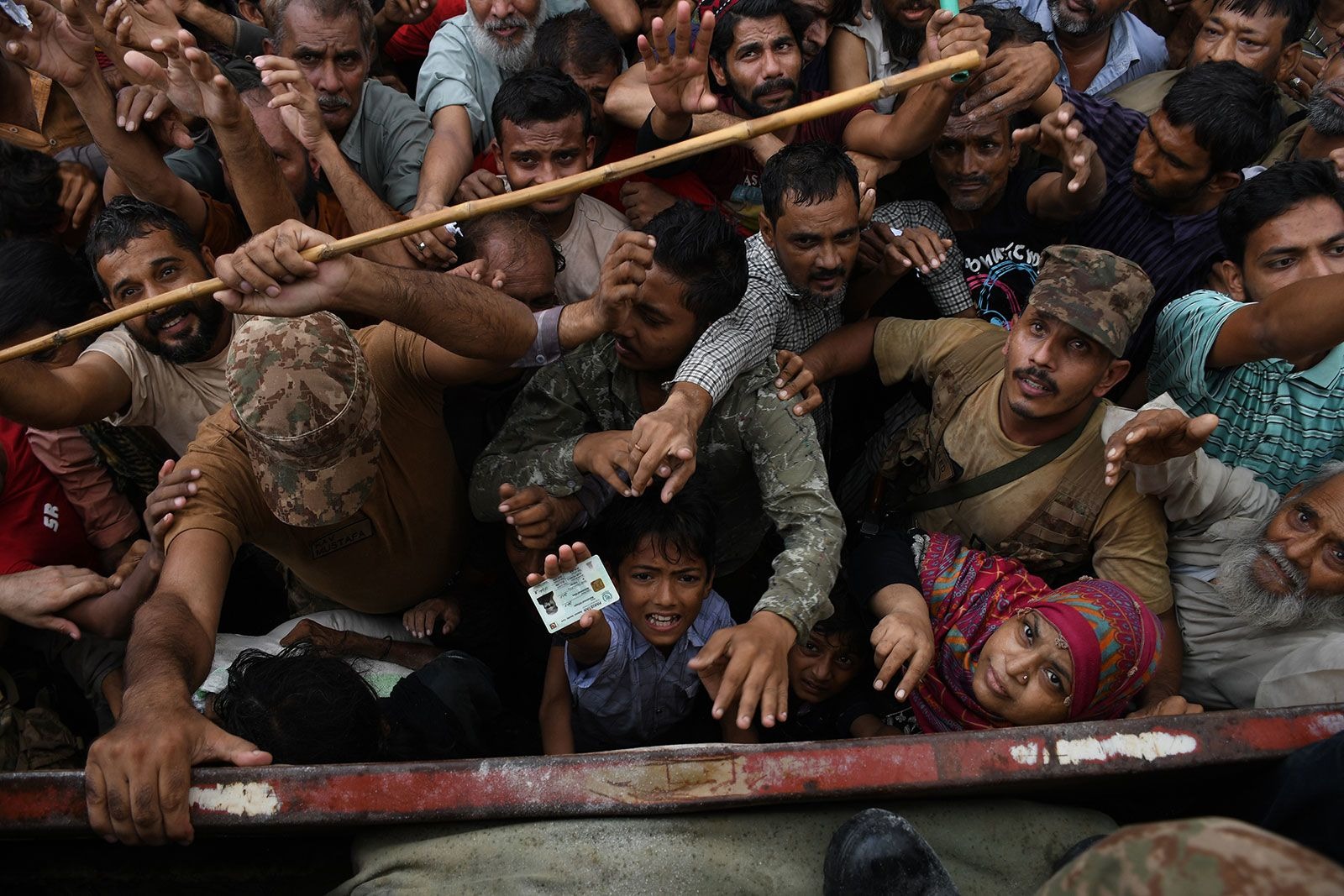 Binh sĩ Quân đội Pakistan phân phát lương thực sau trận lũ quét ở Hyderabad, Pakistan, ngày 28/8. Ảnh: Getty