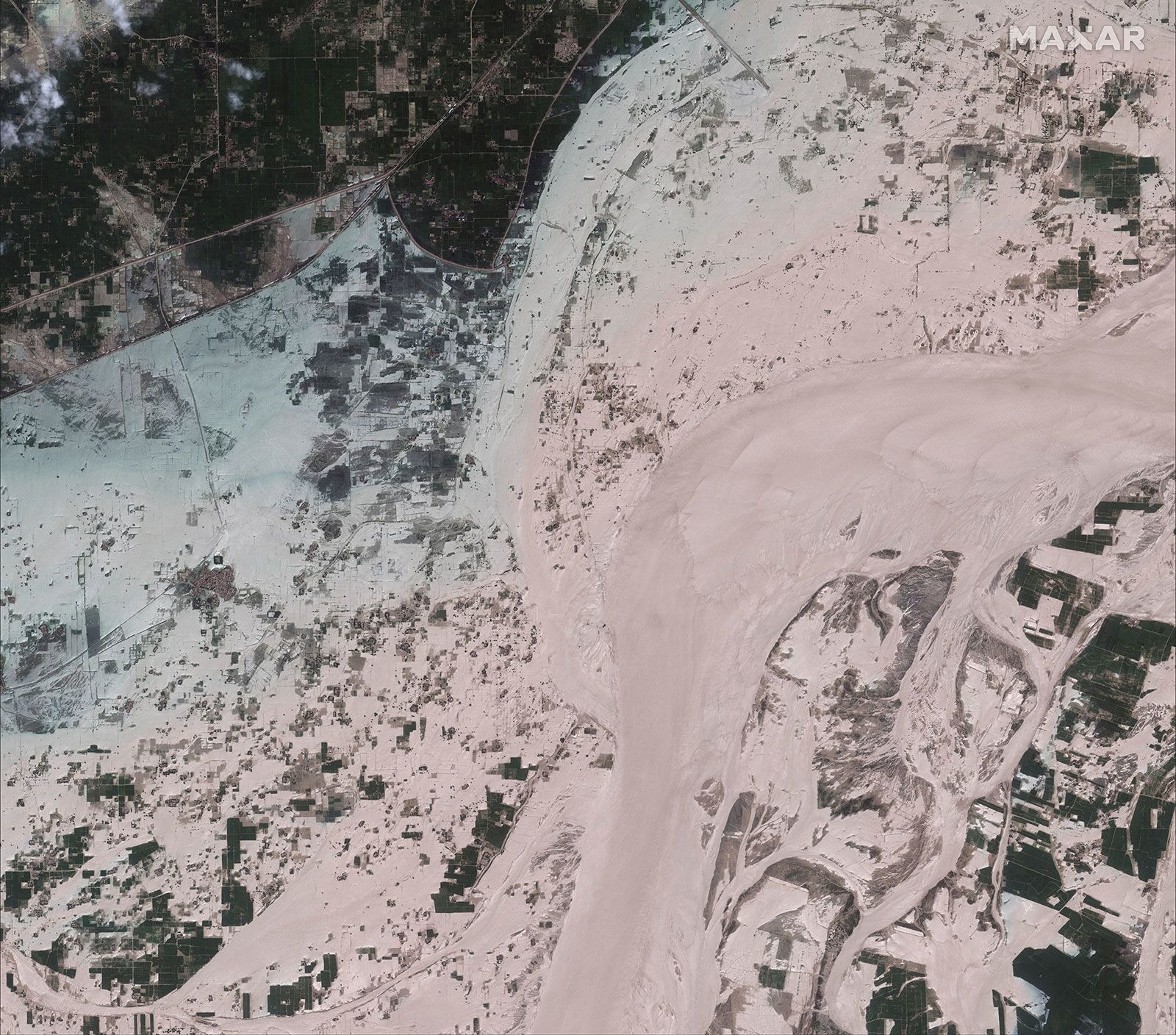 Hình ảnh vệ tinh cho thấy quy mô trận lụt dọc bờ sông Indus ở Rajanpur, Pakistan vào ngày 28/8. Ảnh: Reuters