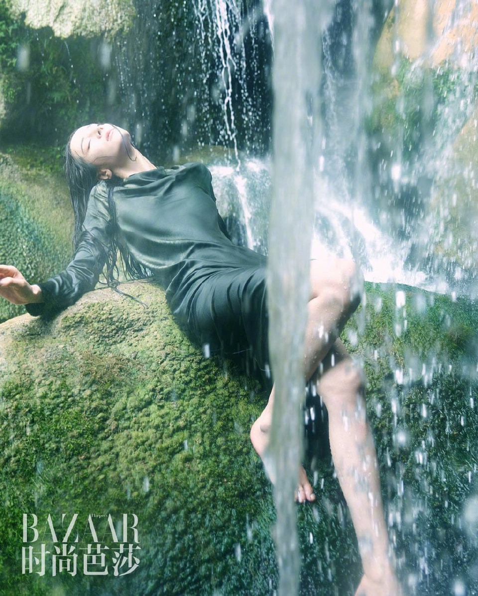 Chơi lớn như Địch Lệ Nhiệt Ba, đưa hẳn mặt mộc lên bìa tạp chí - Ảnh 1