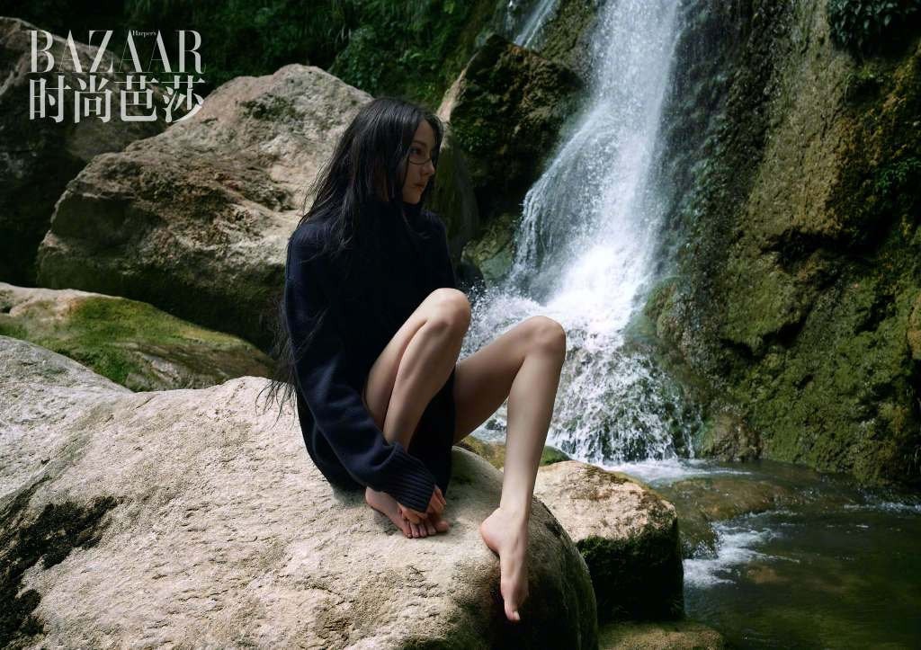 Chơi lớn như Địch Lệ Nhiệt Ba, đưa hẳn mặt mộc lên bìa tạp chí - Ảnh 3