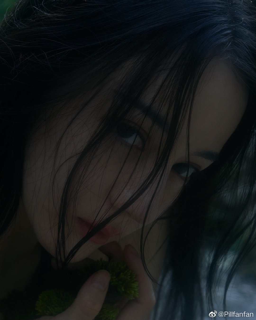 Ảnh cận mặt của Địch Lệ Nhiệt Ba chưa qua chỉnh sửa, không trang điểm được nhiếp ảnh gia chia sẻ.