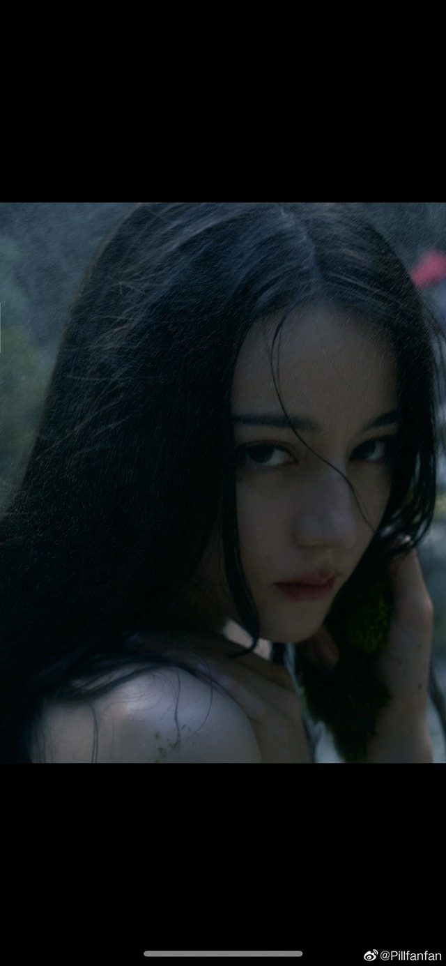 Vì các nét trên mặt rất sắc sảo nên không cần trang điểm Nhiệt Ba vẫn xinh đẹp.