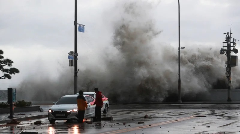 Sóng tràn qua đê chắn sóng ở Busan, Hàn Quốc. Ảnh: Yonhap