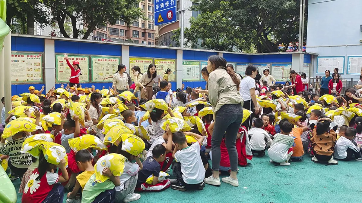 Trẻ em sơ tán đến sân một trường mẫu giáo ở huyện Shimian, thành phố Nhã An, tỉnh Tứ Xuyên. Ảnh: AP