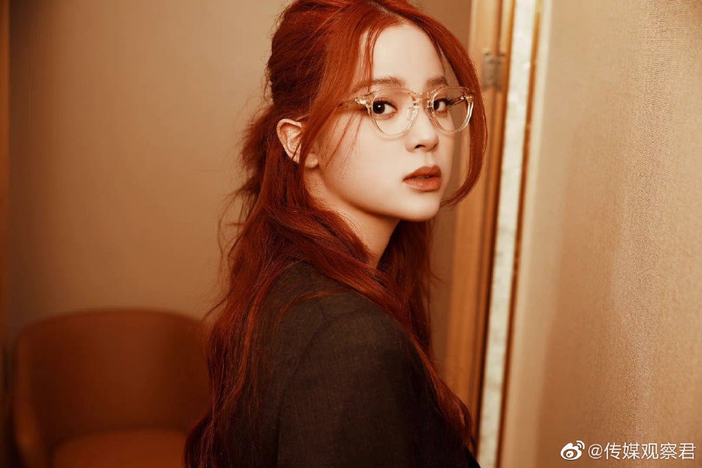 Màu tóc đỏ giúp u Dương Na Na xóa tan hình tượng 'cute hạt me' thường thấy, thay vào đó là vẻ đẹp cuốn hút, bí ẩn, trưởng thành. Màu tóc đỏ giúp u Dương Na Na xóa tan hình tượng 'cute hạt me' thường thấy, thay vào đó là vẻ đẹp cuốn hút, bí ẩn, trưởng thành.