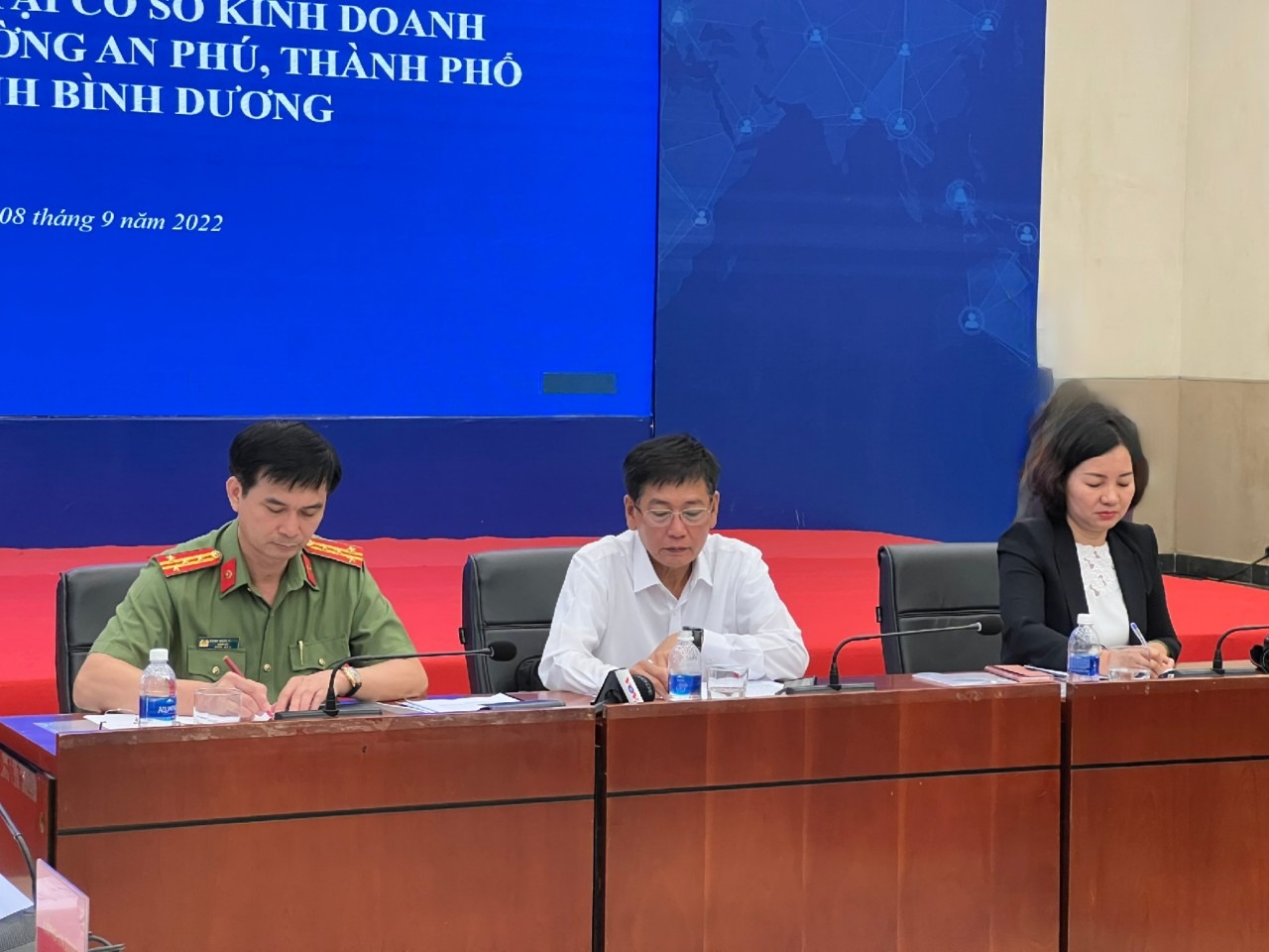 Từ trái sang: Đại tá Trịnh Ngọc Quyên - giám đốc Công an tỉnh Bình Dương; ông Mai Hùng Dũng - phó chủ tịch thường trực tỉnh Bình Dương; bà Trương Thị Bích Hạnh - trưởng Ban Tuyên giáo Tỉnh ủy Bình Dương, chủ trì họp báo. Ảnh: Công lý & Xã hộii