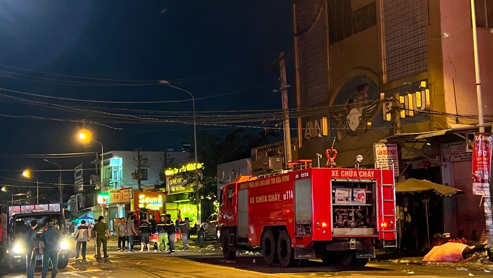 Lực lượng chức năng tiếp cận hiện trường vụ cháy. Ảnh: PNO