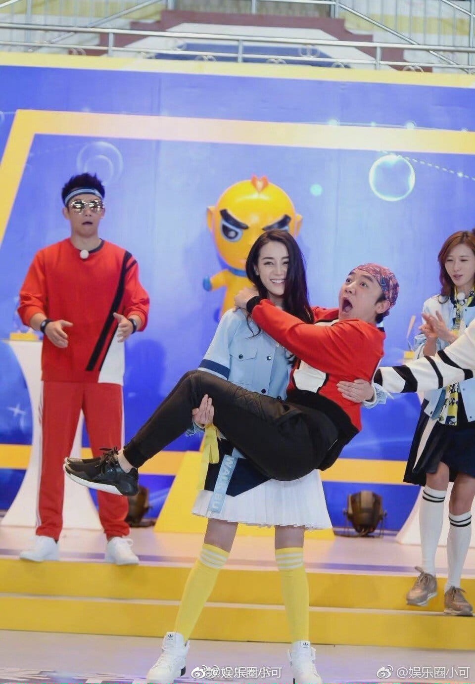 Vương Tổ Lam mắt chữ A, mồm chữ O sau khi được Địch Lệ Nhiệt Ba bế bổng. Trông biểu cảm của cô ấy còn rất nhẹ nhàng chứ không hề gồng.