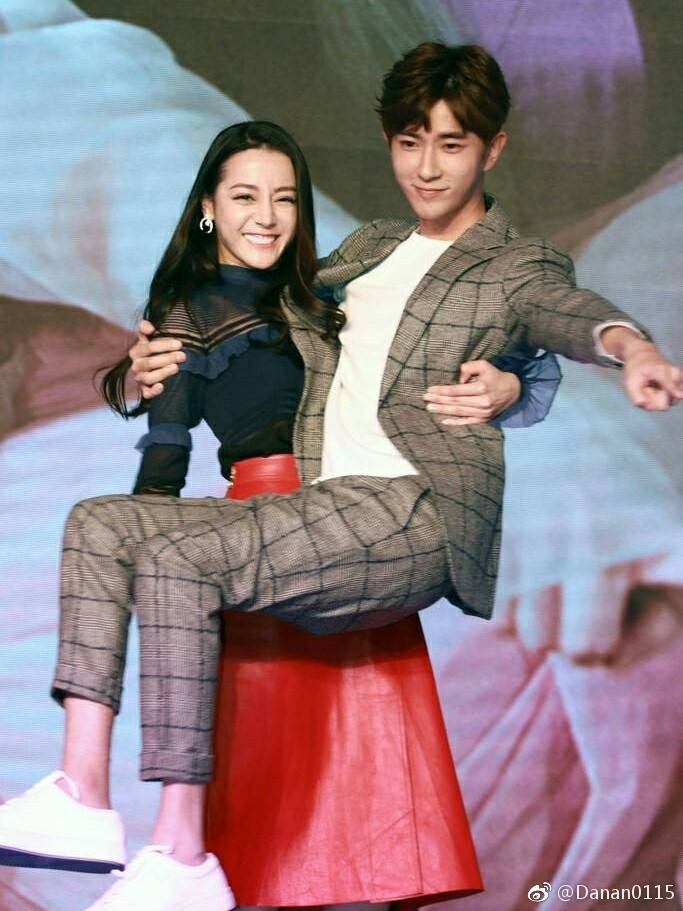 Nếu những màn bế công chúa ở trên chưa khiến bạn tin vào sức khỏe thượng thừa của Địch Lệ Nhiệt Ba bởi các bạn diễn đều là phụ nữ thì hãy xem ngay hình ảnh này. Nhiệt Ba khoe sức khi bế Vu Mông Lung trên sân khấu. Dù Vu Mông Lung người khá mỏng nhưng với chiều cao 1,83m và khung xương nam giới thì cân nặng của anh ấy không phải dạng vừa. Nhiệt Ba thừa nhận anh là người nặng nhất cô từng bế. Cảnh tượng này khiến CDM không thể phủ nhận sức khỏe của mỹ nhân Tân Cương.