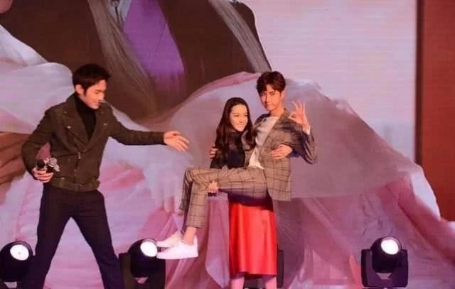 Mãn nhãn xem Địch Lệ Nhiệt Ba khoe sức bằng những màn bế công chúa đẳng cấp - Ảnh 2