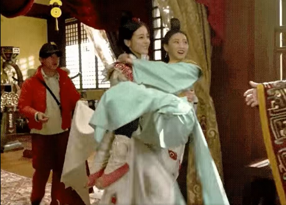 Trong hậu trường Lệ Cơ Truyện, Địch Lệ Nhiệt Ba cũng bế công chúa bạn diễn một cách ngon ơ. Lần này thử thách đã khó hơn một chút khi cả 2 đều mặc đồ cổ trang vừa dày, vừa lòa xòa. Nhưng bạn có thể thấy mỹ nhân Tân Cương nhấc bổng con người ta nhẹ tựa lông hồng.