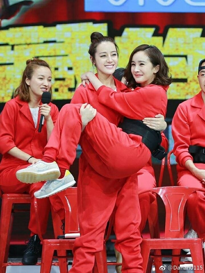 Màn bế bổng Dương Mịch, xoay vài vòng của Địch Lệ Nhiệt Ba khiến mọi người trong trường quay mắt tròn mắt dẹt. Những màn khoe sức này có thể khiến nhiều người chưa phục bởi vóc dáng của Dương Mịch rất nhỏ bé, Nhiệt Ba chỉ cần nâng nhẹ là lên.