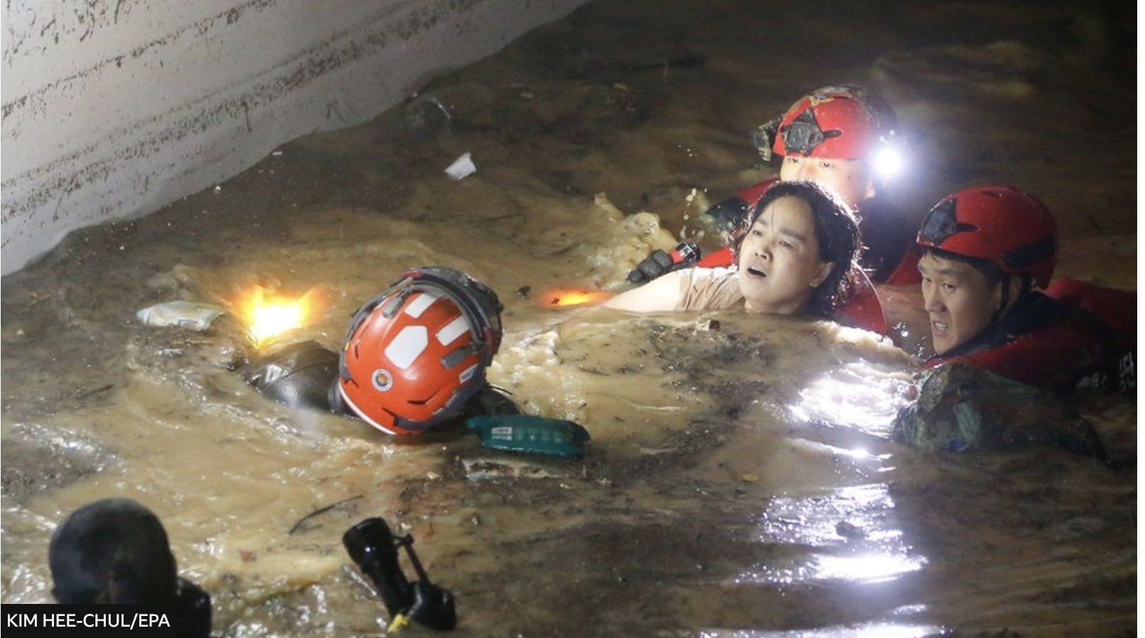 Thương tâm 7 người đuối nước trong hầm để xe vì bão Hinnamnor - Ảnh 1