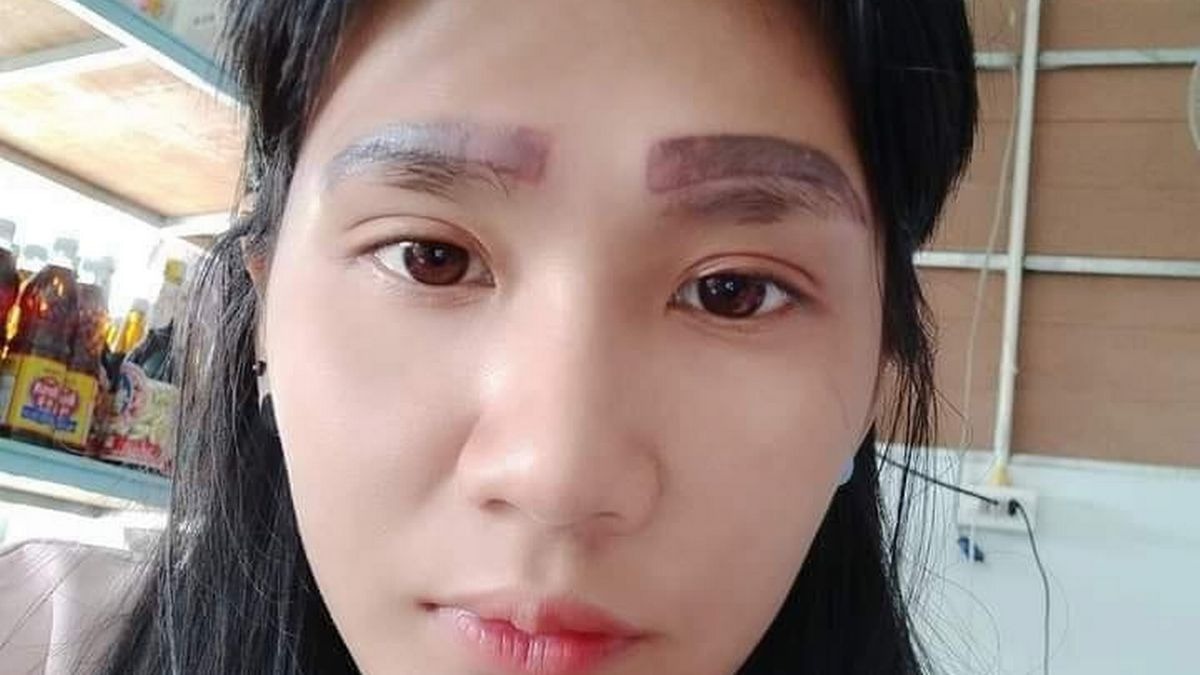 2 cặp lông mày chình ình trên gương mặt xinh đẹp của cô gái trẻ.