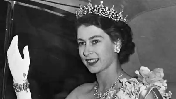 Công chúa Elizabeth, nữ vương tương lai của Anh đeo một chiếc vương miện kim cương vào năm 1951.