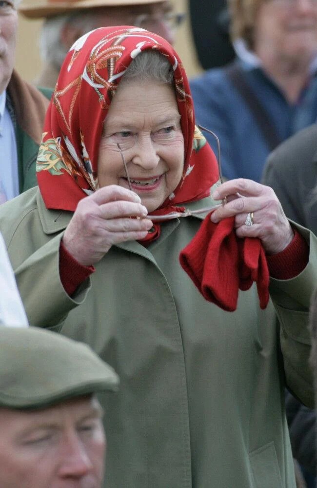 Nữ hoàng Elizabeth luôn yêu quý động vật và vào năm 2014, bà đã được trao Giải thưởng Thành tựu trọn đời của Liên đoàn Cưỡi ngựa Quốc tế đầu tiên.