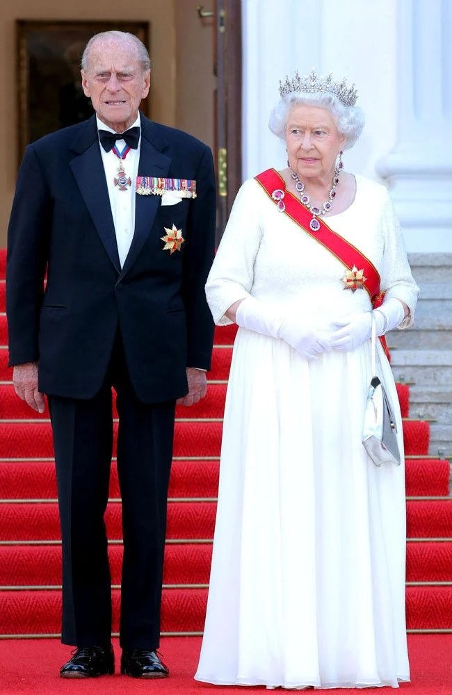 Cũng phải kể đến cuộc hôn nhân của Nữ hoàng Elizabeth và Hoàng thân Philip. Cặp đôi hoàng gia kết hôn vào năm 1947 và bên nhau 74 năm đến khi Philip qua đời năm 2021.
