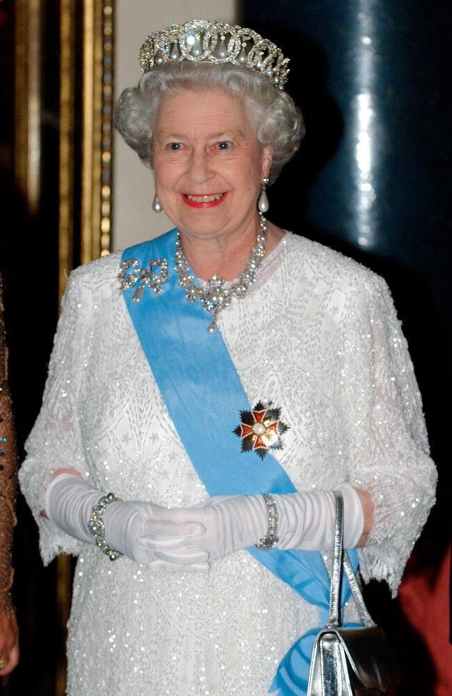 Nữ hoàng Elizabeth đã lập kỷ lục Guinness thế giới khi xuất hiện trên các đồng tiền thế giới. Cụ thể, bà xuất hiện trên 33 loại tiền tệ quốc tế khác nhau mặc dù có một số nước đã loại bỏ hình ảnh của bà sau khi giành được độc lập từ Anh.