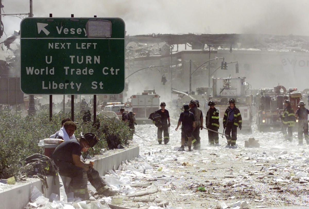 Một nhóm lính cứu hỏa bên phần còn lại của Trung tâm Thương mại Thế giới sau khi nó bị phá hủy trong ngày 11/9/2001. Ảnh: Reuters