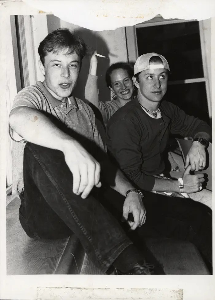 Musk học vật lý và kinh tế tại ĐH Pennsylvania trước khi chuyển sang khóa học tiến sĩ về khoa học vật liệu tại Đại học Stanford.