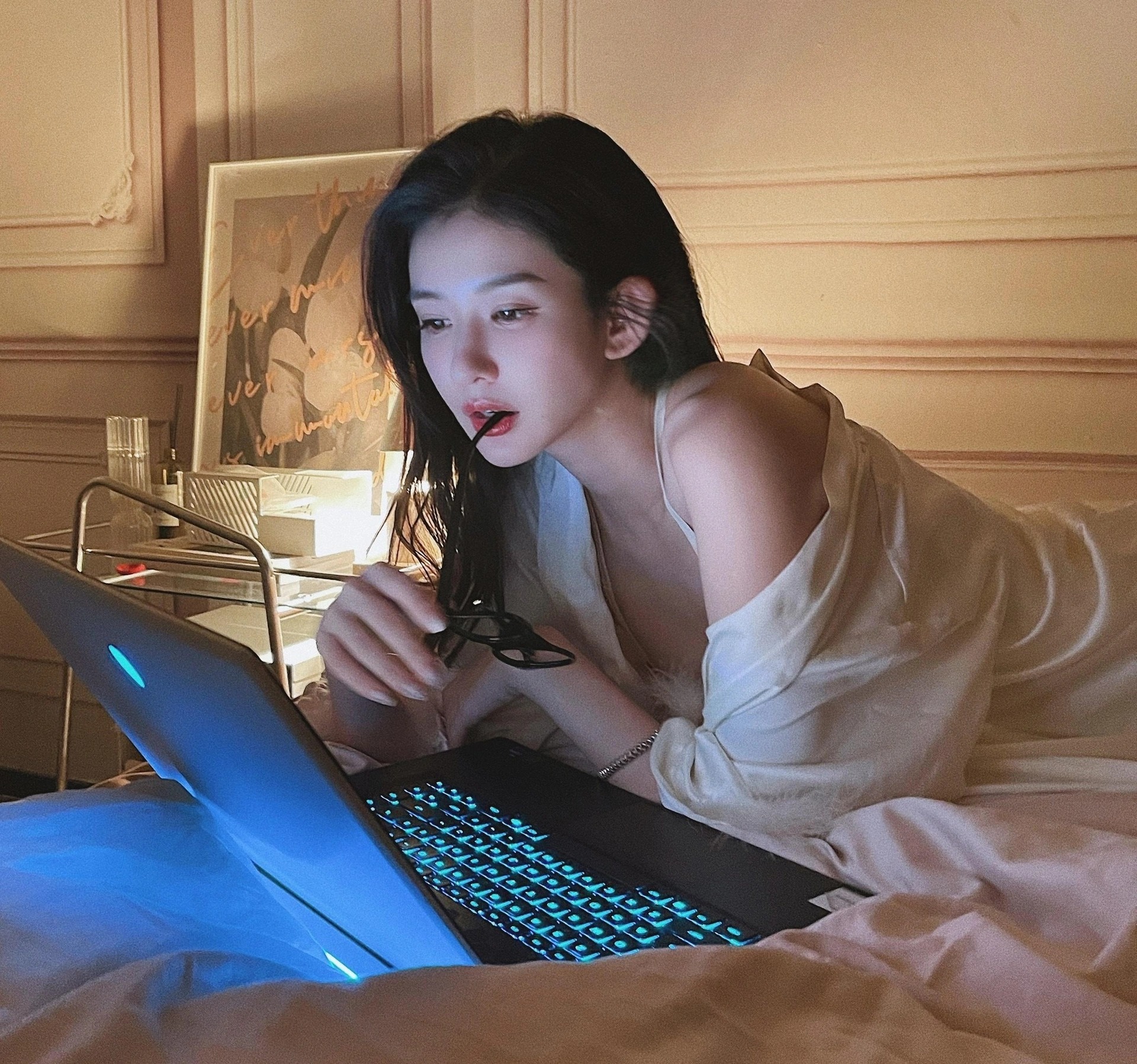 'Phục vụ' Lý Dịch Phong và loạt tài tử đình đám Cbiz, tại sao hot girl Blase Loan Loan không bị bắt giam? - Ảnh 2