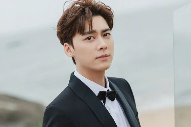 'Phục vụ' Lý Dịch Phong và loạt tài tử đình đám Cbiz, tại sao hot girl Blase Loan Loan không bị bắt giam? - Ảnh 1