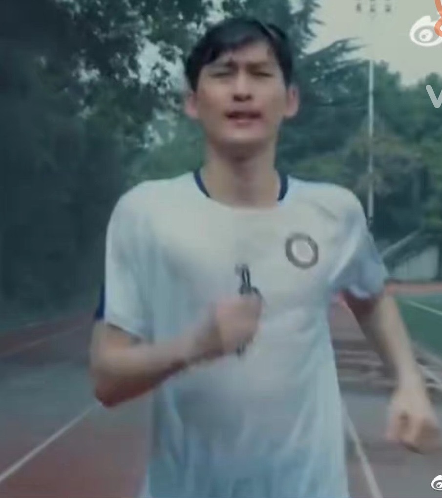 Trương Hàn vác 'bé mỡ' đi chạy bộ, Cnet mỉa mai 'ai cứu đôi mắt tôi với!' - Ảnh 3 Trương Hàn vác 'bé mỡ' đi chạy bộ, Cnet mỉa mai 'ai cứu đôi mắt tôi với!' - Ảnh 3