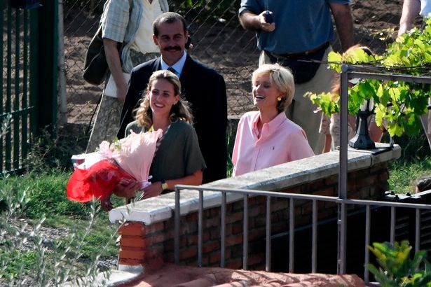 The Crown - phim về bê bối Hoàng gia Anh tiếp tục ghi hình sau khi 'để tang' Nữ hoàng - Ảnh 1