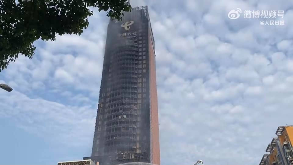 Cháy lớn tại tòa nhà viễn thông Trung Quốc, hàng chục tầng lầu hóa ngọn đuốc khổng lồ - Ảnh 1 Cháy lớn tại tòa nhà viễn thông Trung Quốc, hàng chục tầng lầu hóa ngọn đuốc khổng lồ - Ảnh 1