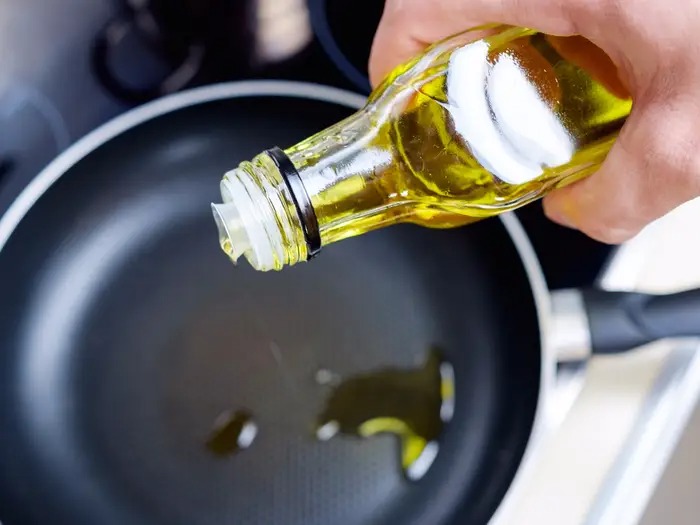 Nhiều người dùng dầu ăn hết hạn mà không biết