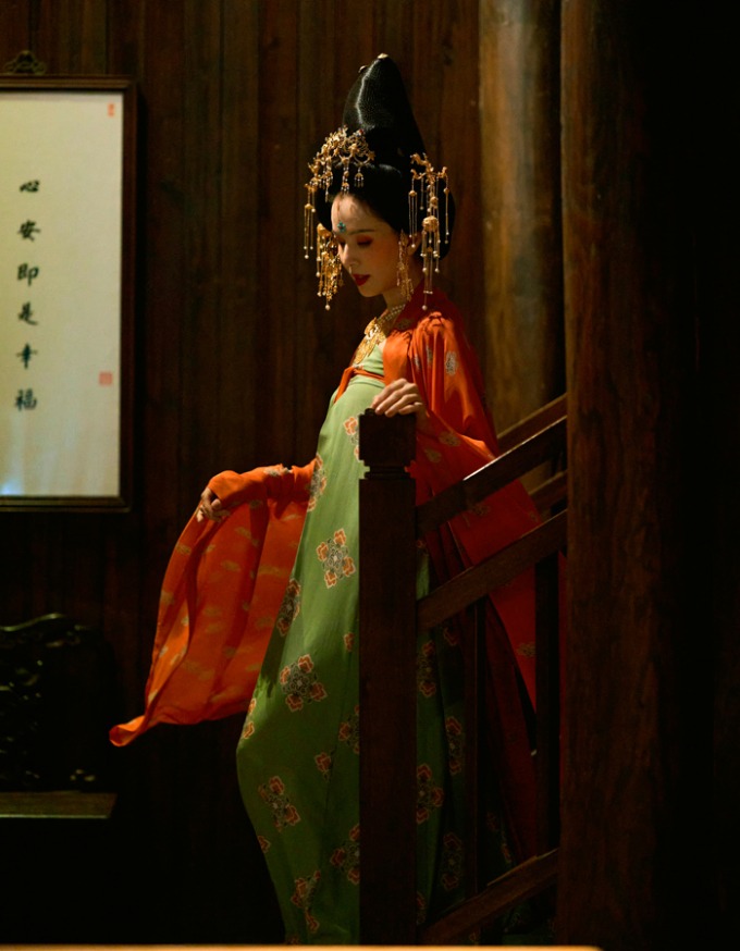 Nếu nữ diễn viên tròn trịa thêm một chút thì tạo hình này sẽ hoàn hảo.