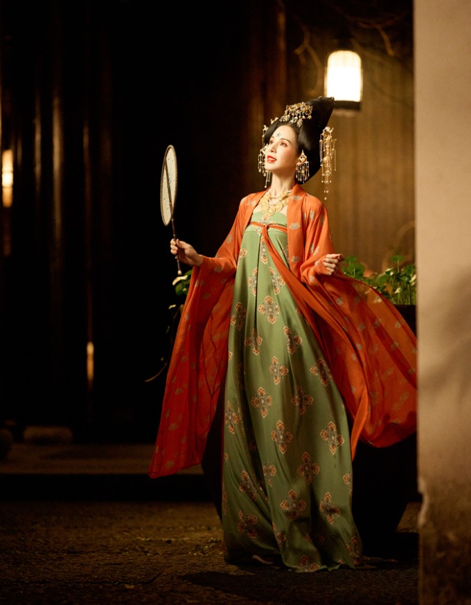 Còn đây là tạo hình của Lý Nhược Đồng trong trang phục phụ nữ thời Đường.