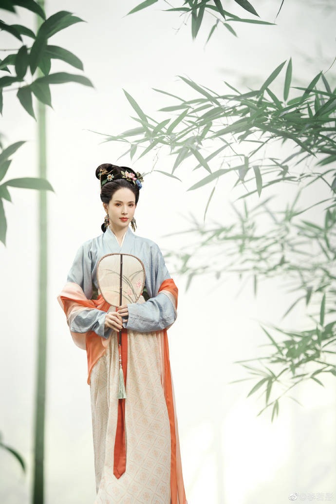 Nhiều người đồng tình rằng Lý Nhược Đồng trong tạo hình này rất giống các mỹ nhân trong tranh.