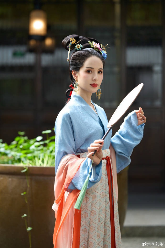 Khí chất tao nhã của nàng 'Tiểu Long Nữ' khiến cư dân mạng xốn xang.